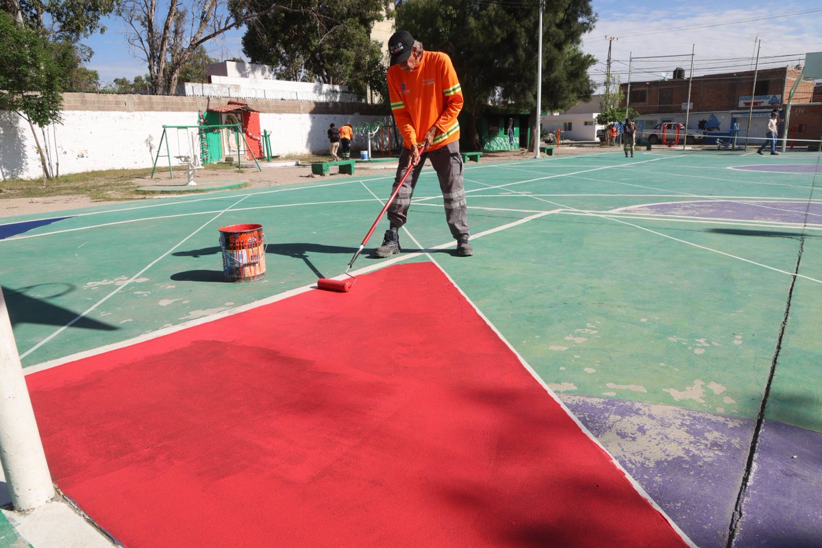 EF_Galindo's tweet photo. 🏀⚽ Seguimos transformando San Luis.

Hoy son más las canchas rehabilitadas y entregadas a la comunidad, recuperando espacios para el deporte, la convivencia y el bienestar de las familias.

Este es el resultado del trabajo que estamos haciendo por un #SanLuisAmable. 💙 https://t.co/FYj2iLubFN