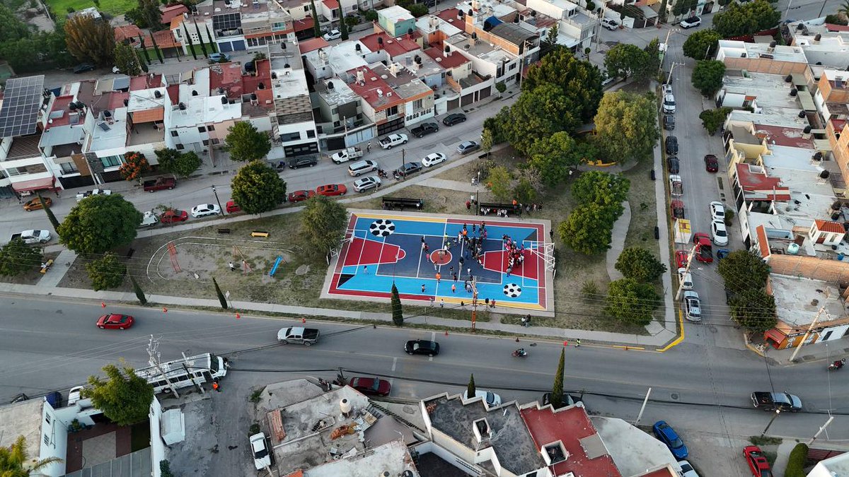 EF_Galindo's tweet photo. 🏀⚽ Seguimos transformando San Luis.

Hoy son más las canchas rehabilitadas y entregadas a la comunidad, recuperando espacios para el deporte, la convivencia y el bienestar de las familias.

Este es el resultado del trabajo que estamos haciendo por un #SanLuisAmable. 💙 https://t.co/FYj2iLubFN