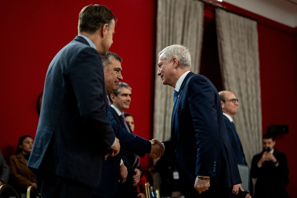 ACHMChile's tweet photo. 🏛️ El presidente de la ACHM, Gustavo Alessandri, participó en La Moneda en el anuncio de la reforma constitucional que establece controles de drogas para autoridades y una nueva causal de cesación en el cargo por consumo de sustancias ilícitas. https://t.co/SPx3FCZsS6