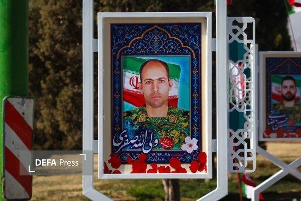 KamaleSharif's tweet photo. این ۳تا قرمساقی که امروز در میدان شهید  #علیخانی اصفهان اعدام شدن ، اینا رو باید همون جوری که مامورای #فراجا رو شهید کردن ، هلاک می کردن.
دیوثها ۴نفر از ماموران نیروی انتظامی رو به قتل صبر شهید کردن ، زدن ، با سنگ ،قمه ، تبر ، چوب و میلگرد ، بعد بستنشون به تابلوهای راهنمایی ، #بنزین رویشان ریختند و آتیششون زدن ، وقتی فهمیدن که این شهدای عزیز هنوز زنده هستن با قمه و چاقو و تبر مثله کردن.

شهدای بزرگوار 
 #ولی_الله_صفری
#محمد_همتی
#سید_علی_خشوعی
#حسین_رمضانی
ان شاالله اعدام قاتلین 
شهید #آرمان_علیوردی
و
#روح_الله_عجمیان