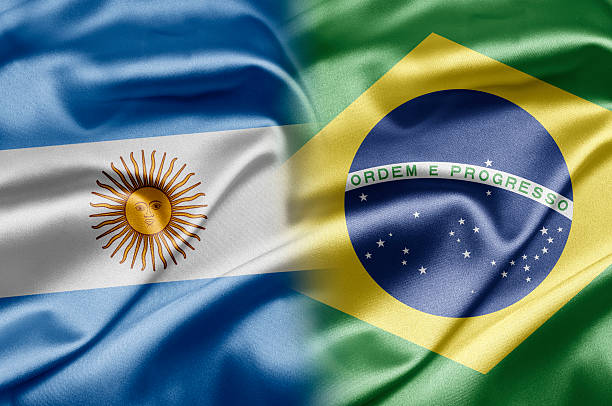 ArgentinaSaeeg's tweet photo. COMUNICADO DE LA SAEEG RESPECTO DE LOS DICHOS DEL PRESIDENTE MILEI

La Sociedad Argentina de Estudios Estratégicos y Globales (SAEEG) desea comunicar que:

Las recientes expresiones del Presidente de la República Argentina, Javier Gerardo Milei, hacia la persona del Presidente de la hermana República Federativa del Brasil, Luiz Inácio Lula da Silva, y al integrante del Supremo Tribunal Federal, Alexandre de Moraes han sorprendido por su aspereza y falta de educación elemental, especialmente viniendo de una persona con amplios estudios universitarios.
Estas manifestaciones no reflejan en absoluto el sentimiento del pueblo argentino, el cual, tiene una especial consideración hacia Brasil por los proyectos de integración soñados ya a principios del siglo XX y concretados en el MERCOSUR, por la excelente relación comercial entre ambos países, por el recuerdo del amplio apoyo brasileño durante la gesta de Malvinas y por el sentido de hermandad existente entre ambos pueblos.
Extraña asimismo la promoción de una agrupación política del vecino Estado de Brasil que se encuentra en la oposición al legítimo gobierno del mismo, situación que podría interpretarse como la interferencia en sus asuntos internos.
Esta situación sólo deja traslucir la falta de seriedad de un gobierno que en su política exterior muestra un nivel básico de aficionado en lugar del liderazgo representado por argentinos como Carlos Saavedra Lamas, Premio Nobel de la Paz por su labor en el lograr la paz entre Bolivia y Paraguay.

Buenos Aires, 27 de julio de 2026