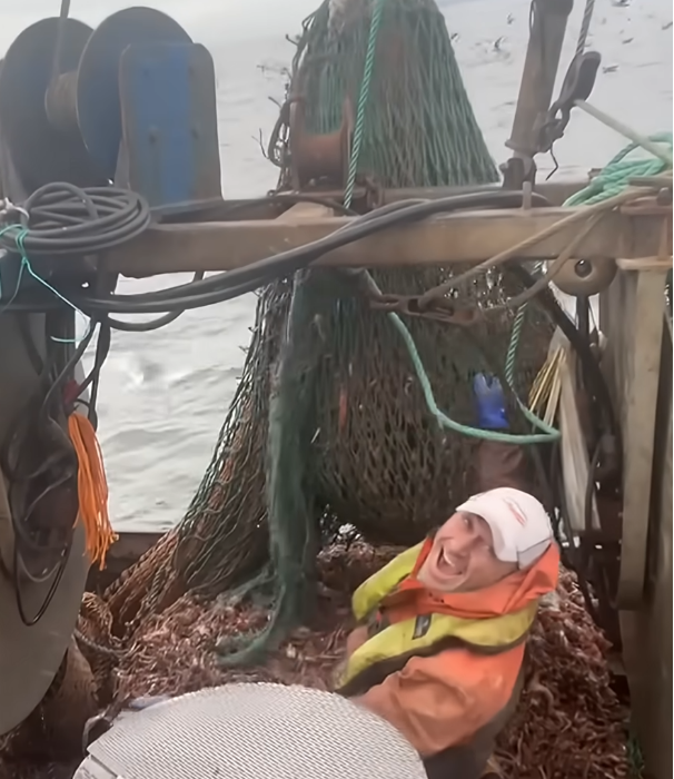 PD48Trawler's tweet photo. @ClarksonsFarm1 Good Morning Sir... https://t.co/jFEWLYrJKL