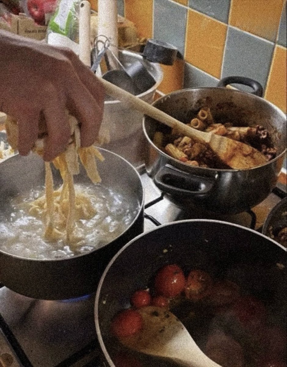 cloneisms's tweet photo. helping (watching) kon make dinner.

stay out of the way! https://t.co/URwzl8LZSE