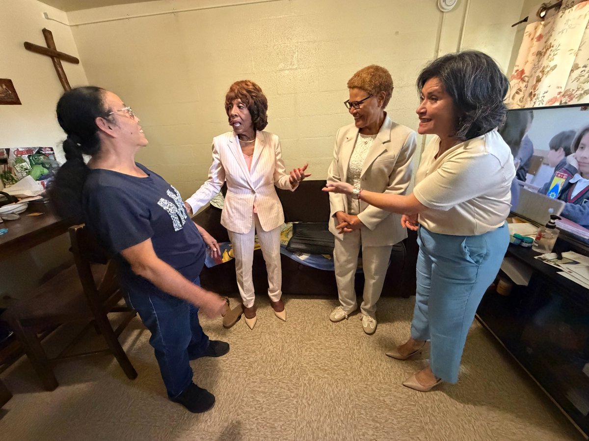 HACLA1938's tweet photo. HACLA is bringing energy-efficient A/C to Nickerson Gardens through partnerships with @MayorOfLA, @LADWP, and @RepMaxineWaters .
๐ก 1,066 units planned โ 330 already installed
๐ Healthier, more resilient homes for families in Watts
#CoolLA #HeatMitigation #ClimateAction https://t.co/WNSNVhrgmc