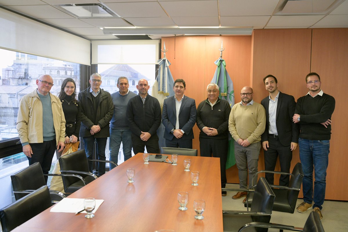 CPuglelli's tweet photo. Hoy participé de una reunión de trabajo junto al ministro de Transporte de la Provincia, @MartinMarinucci; el subsecretario de Transporte Terrestre, @DamiContrerasOk; el concejal de Zárate, @Borrelliguido; e intendentes de la Segunda Sección Electoral.

Durante el encuentro se avanzó en la recuperación de un servicio de transporte muy esperado, que volverá a conectar Zárate, Baradero, San Pedro, Ramallo y San Nicolás, fortaleciendo la conectividad y generando más oportunidades para miles de vecinos que estudian, trabajan y viajan diariamente.

El transporte público es apostar por una provincia más integrada, con mejores oportunidades para todos.