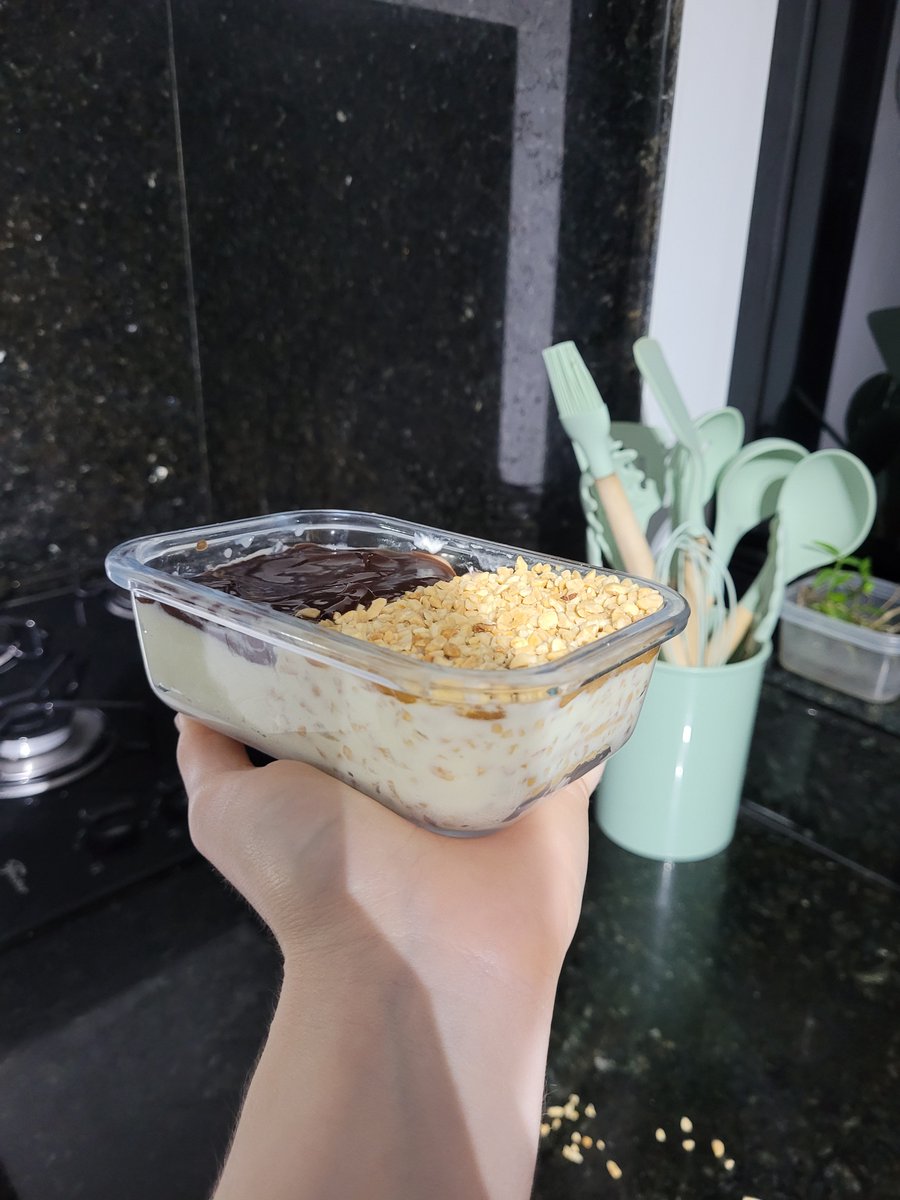 sandeokiix's tweet photo. toda terça feira no meu trabalho alguém leva alguma coisinha para tomarmos café. aí amanhã é minha vez e fiz dois pavês, um de chocolate e outro de amendoim e todas as vezes eu faço uma versão mini pra levar pra minha namorada

estou me sentindo o sr luiz lancheira pro marido https://t.co/cRz8cpcj0t