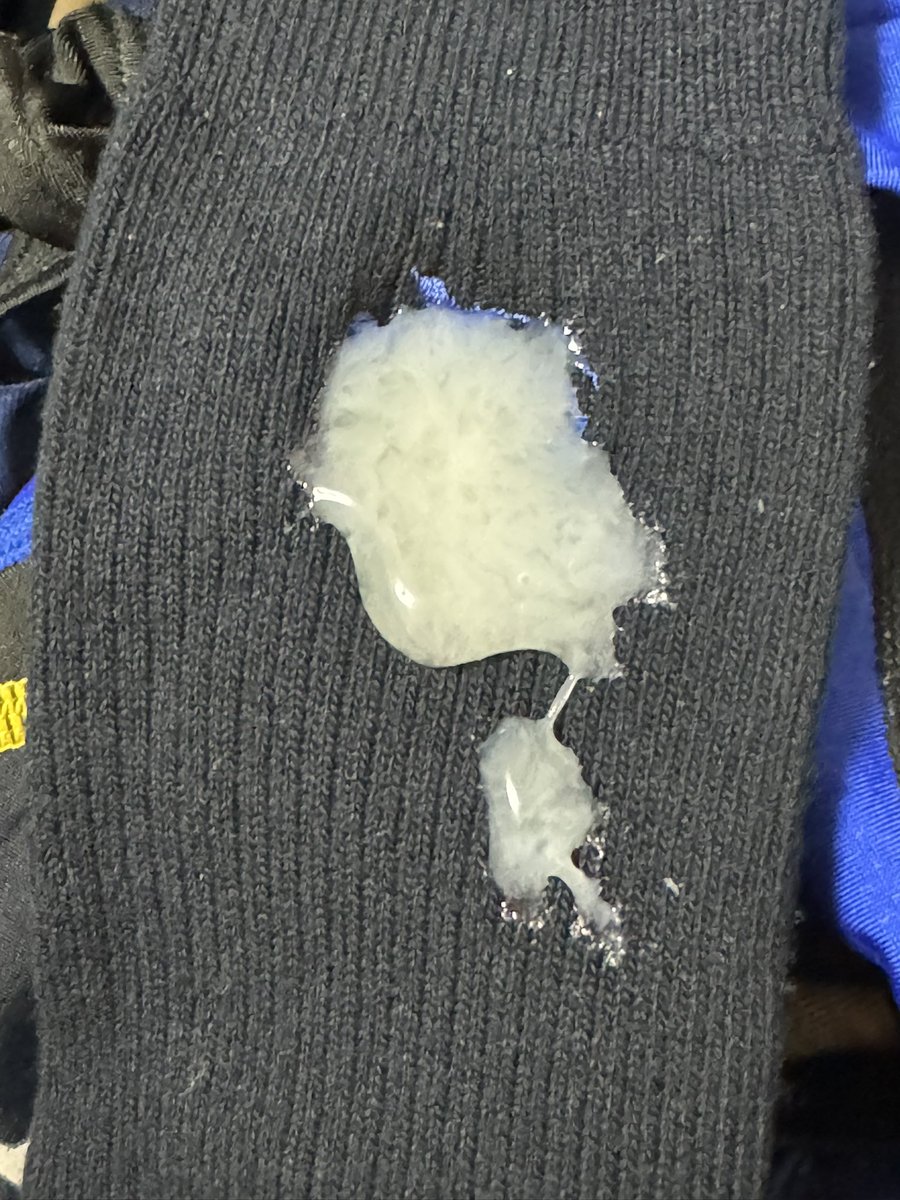 sukuburusoku's tweet photo. 過去作
西日本にある学校の指定ソックスにぶっかけ。
ここの学校のロゴが好きすぎて、過去にメ○カリでとある出品者が大量に売りに出してた事もあり、ぶっかけ用以外にも日常使い用も大量に手に入れる事が出来たので、プライベートや仕事でも履いてます。 https://t.co/P1qZhXmUez