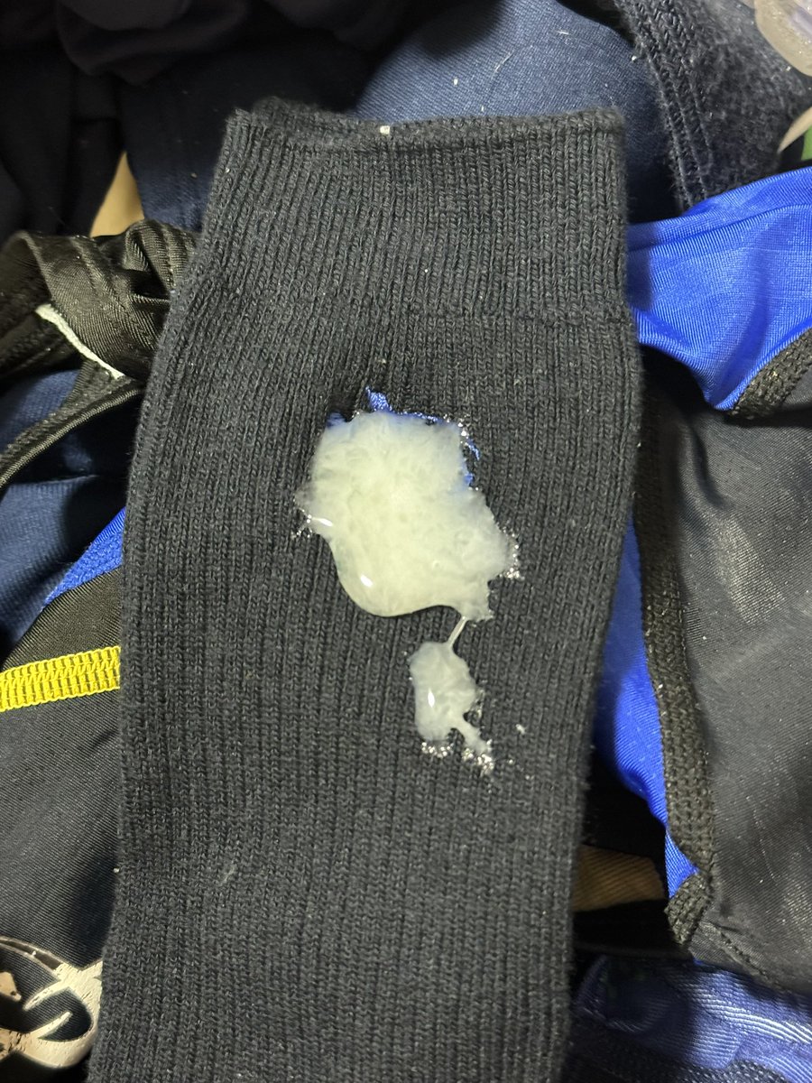 sukuburusoku's tweet photo. 過去作
西日本にある学校の指定ソックスにぶっかけ。
ここの学校のロゴが好きすぎて、過去にメ○カリでとある出品者が大量に売りに出してた事もあり、ぶっかけ用以外にも日常使い用も大量に手に入れる事が出来たので、プライベートや仕事でも履いてます。 https://t.co/P1qZhXmUez