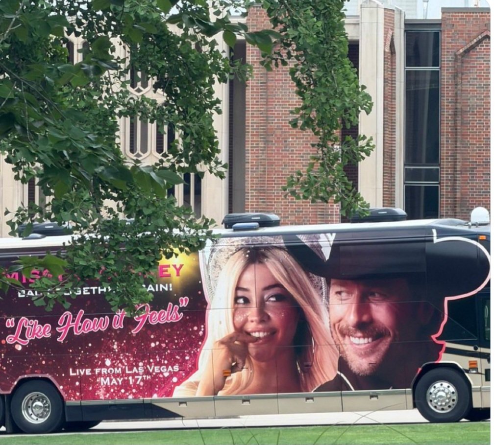 DesDoreen's tweet photo. Thinking of Comeback King and I'm all giddy knowing Glen and Judd will go above and behind for us to have the best promo EVER ...the merch,possible tours,the music,the outfits.              Missy and Aubrey King im so ready for you! https://t.co/HDMtA1oaqn