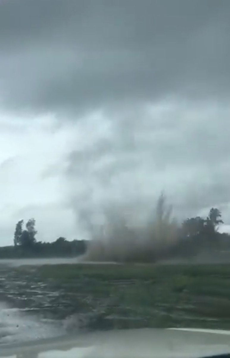 EdoWeatherman's tweet photo. Tornados en Ñuble. 

Esta tarde se registraron tornados en sectores de la región de Ñuble y con ello vuelve a surgir la pregunta ¿qué pasó con los radares prometidos hace años? Seguimos esperando mientras estos eventos van en incremento. https://t.co/EmrTgg2abD