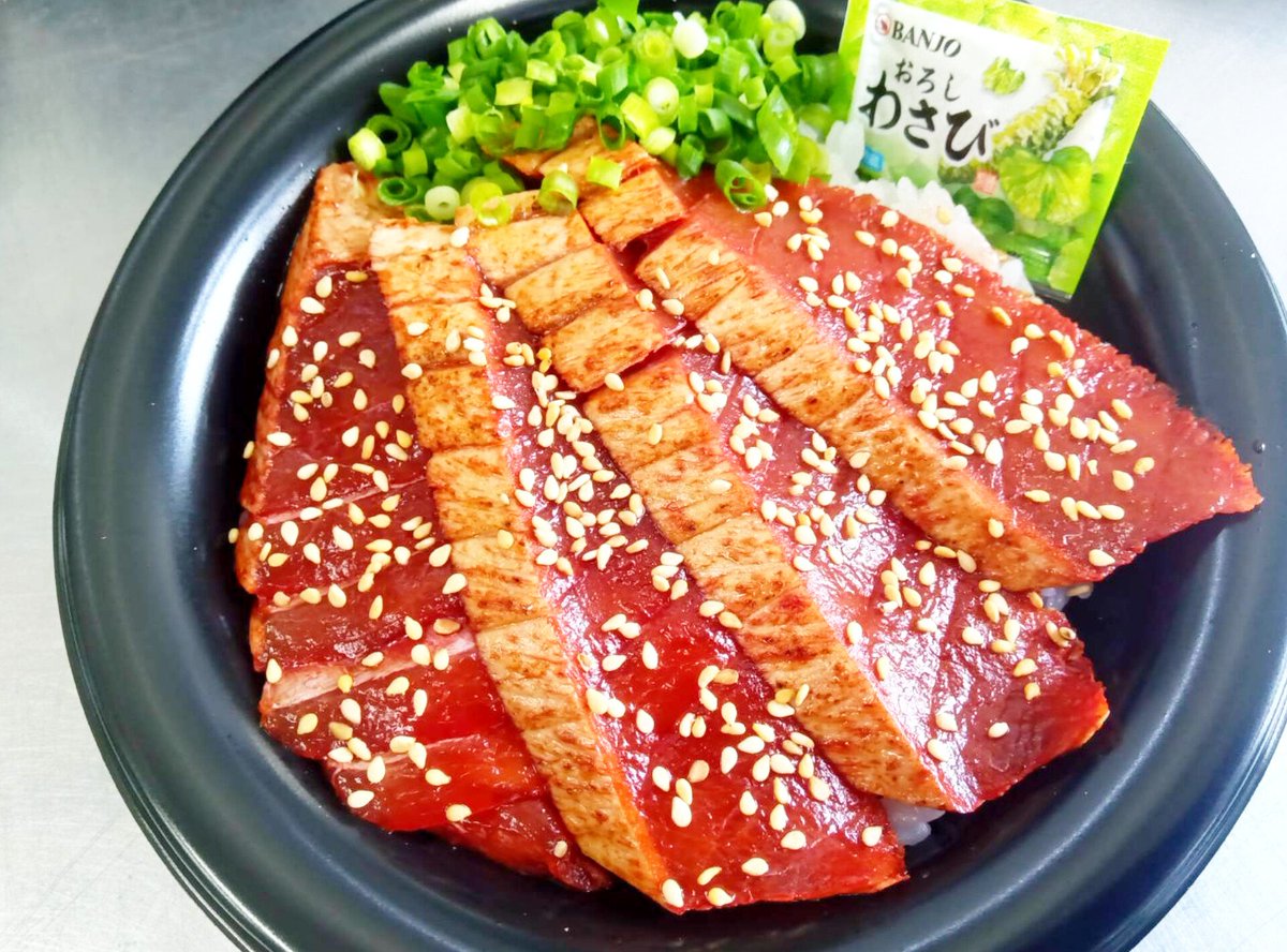 ryutsukouhou's tweet photo. 🉐今週の火曜特売🉐

まだまだやるぜ‼️👆🏻👆🏻
丼ぶり、2つで1000円‼️💪

今週のオススメは〜❓️

🐟️✨️炙りバチまぐろ漬け丼‼️✨️🐟️

炙りシリーズ、ご好評につき再び登場‼️

香ばしくさっぱり食べられる炙りバチまぐろ〜🤤
こんなの食べたいに決まってるじゃ〜ん😭

#まぐろの福一 #福一 https://t.co/n0oBpIcZZ1