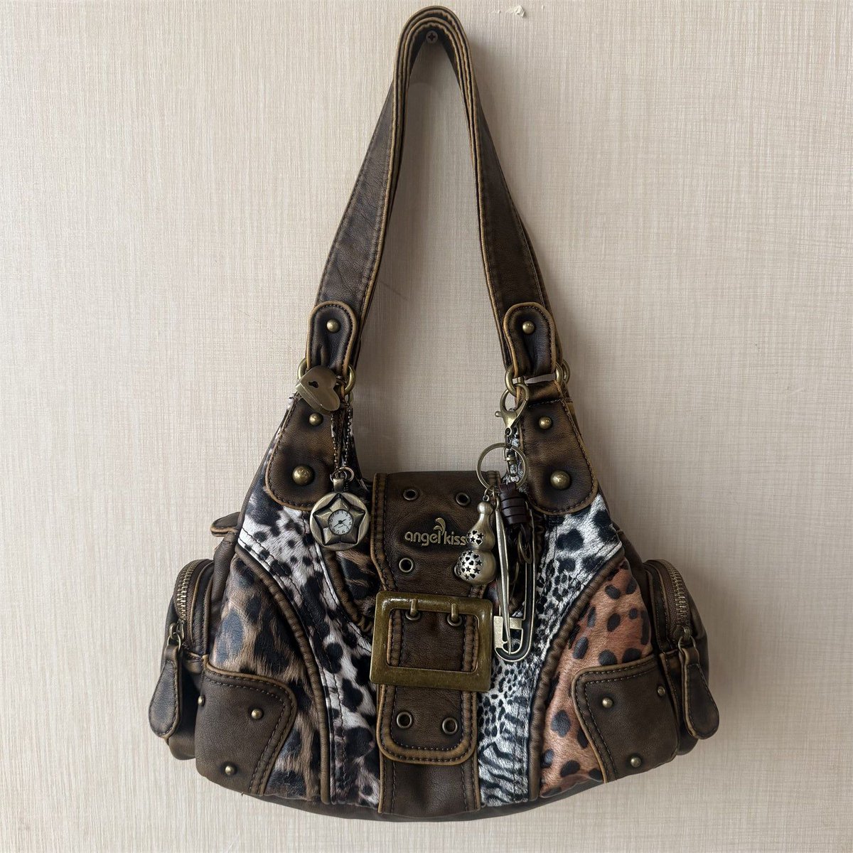 SarahExpressX's tweet photo. Need a bag that keeps its shape? This structured shoulder bag features multiple exterior pockets and a durable polyester finish, perfect for organizing your daily essentials. Available in several animal print styles.

#shoulderbag #anima...…
https://t.co/mpjVGw96hQ https://t.co/MHKduAg381