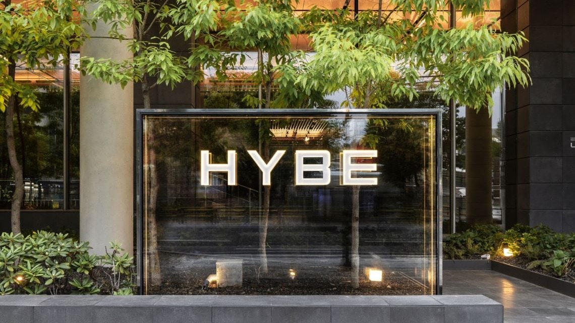 Toyokeizai's tweet photo. BTSやSEVENTEENなど世界的人気アーティストを抱えるHYBE。その業績を分析すると、収益を支えるのは日本市場である一方、アメリカ子会社は巨額赤字という対照的な構図が見えてきます。

決算資料からHYBEの収益構造とグローバル戦略を読み解きます。
