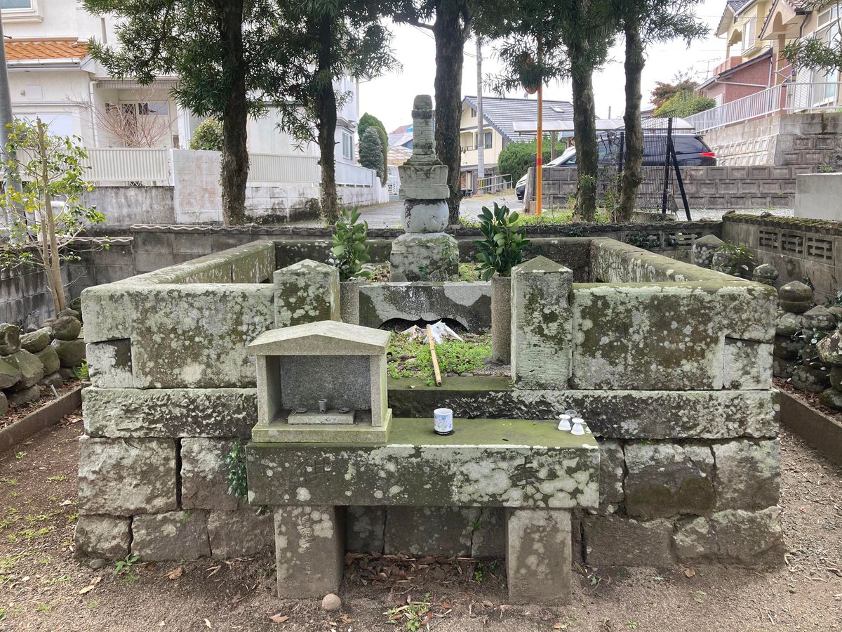 kikuchi_prom's tweet photo. 文安3（1446）年7月28日、菊池氏19代持朝が38歳で亡くなりました。室町幕府開幕以来、菊池氏としては初めて幕府の要請に応じて行動しました。筑後守護にも任じられ肥後筑後両守護となります。一族の勢力回復に励みますが、内紛などにより念願を果たせぬまま逝去。墓は、菊池市片角の光善寺にあります。 https://t.co/YDPPDqdx8a