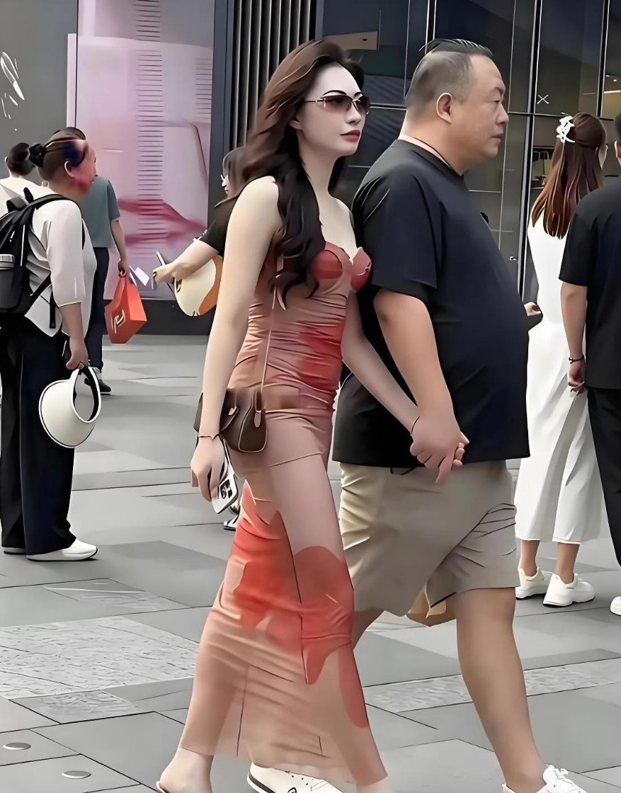 niumoney's tweet photo. 街拍一对情侣，女人肤白貌美身材姣好，

戴个墨镜，挎个小包很精致，

很多网友满心疑惑，女孩条件这么好，

究竟看上了对方什么？

旁边的大哥胖胖的，圆圆的身体，

年龄也有差距，两人外形差距十分明显。 https://t.co/KW549J5BsQ