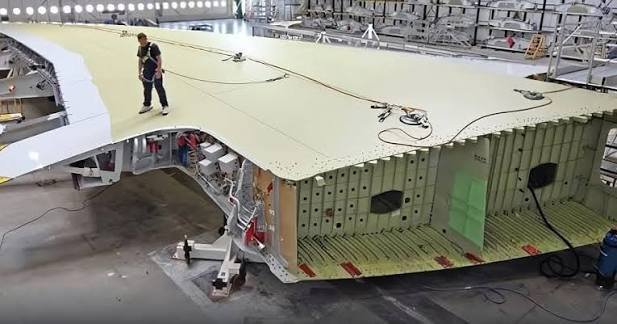 FabPur's tweet photo. @benwehrman @ndsapp Those tankers are clearly scaled up to look way bigger compared to an a380, and it has fuel tanks in the tail section too. Here's a pic of the cross section of it's wing. https://t.co/hWybumta8K