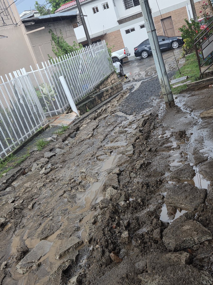 Ely_Paks's tweet photo. @AnDa Ya se cayeron varias personas adultas quien responde nadie para muestra parte del desastre. https://t.co/4c7loOhBBR