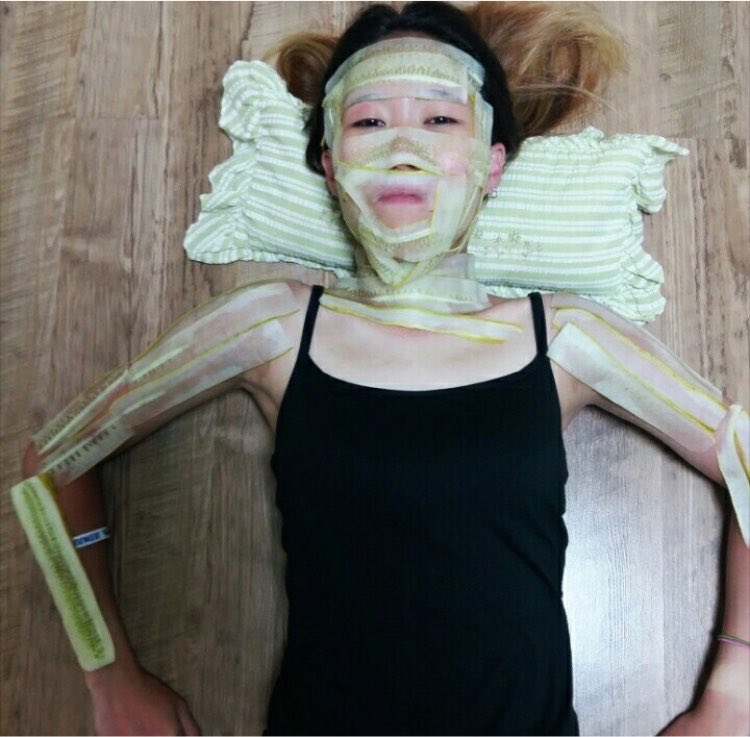 FRDC_CHAEYU's tweet photo. 고3때 독서실 간다고 거짓말 치고 펜타를 몰래 갔는데
그 시절에는 펜타에 풀장이 있었슨
더워서 공연 한번보고 수영장에서 한번 놀고
공연한번 보고 수영장에서 놀고
그리고 이 꼬라지로 귀가해서 들킴..ㅎㅎ
엄마한테 등짝맞고 오이 붙힘
오이 올리면 실시간으로 쩍쩍 마르더라.. https://t.co/at326o6bgL