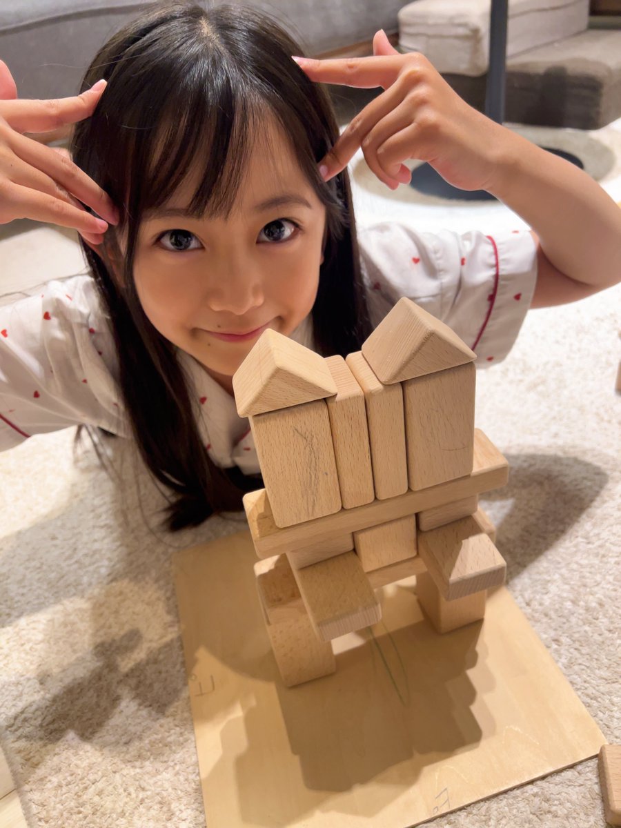 hello_im_suzu's tweet photo. おはよう☀すずだよ

積み木で作った猫ちゃんのお城だよ🐱
上体そら��でポーズを取ったから
ちょっときつかったよ

今日は朝からドラえもん見た後
お友達と遊び行ってくる🧑‍🩰
#すずひま
#キッズアイドル https://t.co/XBBKMMrKLj