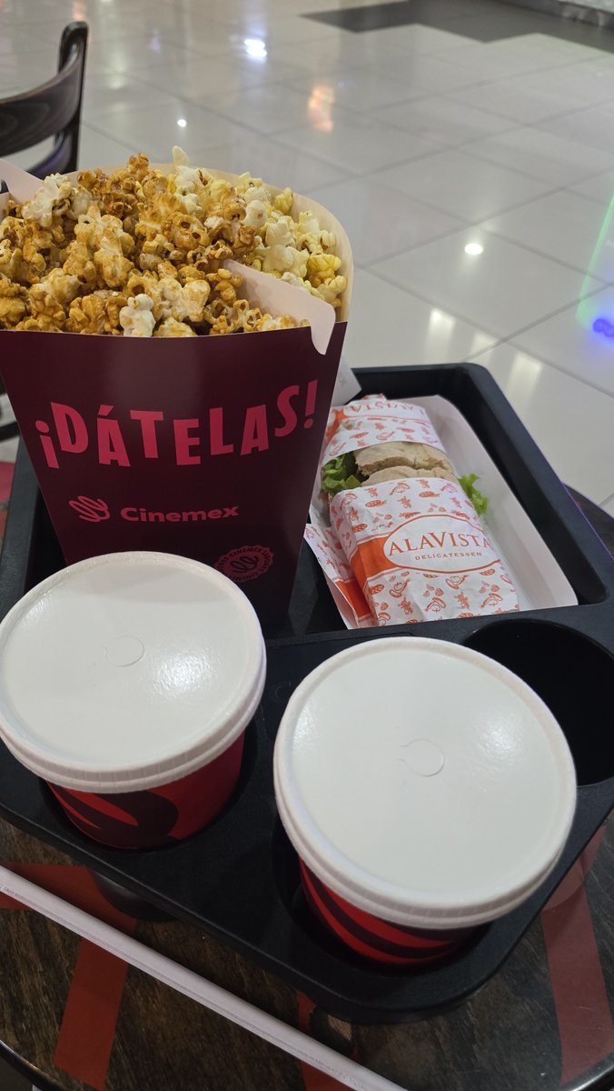 ponchomoreleon's tweet photo. Que triste la situación en @Cinemex Ags. Vamos a la func de las 10:20, y a las 10pm te sirven los desechos de las palomitas, frías y combinadas porq ya no hay suficientes de manteqlla, los refrescos sin sabor, la chapata fue lo único bueno. El cine muy descuidado 🥺 https://t.co/Pn1ElPUHi7