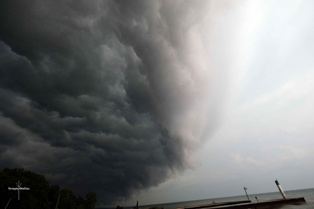 tempesthunterph's tweet photo. Such an awesome cell, from coming out of the murk, to almost dying, then springing back to life to make it over Lake Erie. This was very impressive! @LakeErieNorth @weathernetwork @StormhunterTWN @alluringstorms https://t.co/4GIGqXnmDH