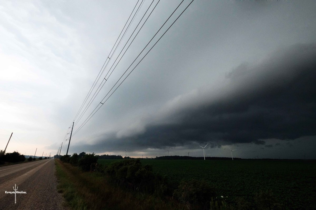 tempesthunterph's tweet photo. Such an awesome cell, from coming out of the murk, to almost dying, then springing back to life to make it over Lake Erie. This was very impressive! @LakeErieNorth @weathernetwork @StormhunterTWN @alluringstorms https://t.co/4GIGqXnmDH