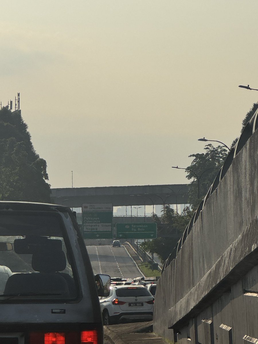 baieeee's tweet photo. Hari hari sangkut kat sini je dah 20min. Tak boleh buat apa apa ke? Bayar tol 2.30 @LembagaMal89234 https://t.co/JcZCbCYGnf