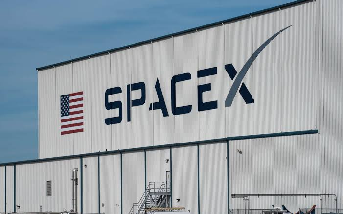PANewsCN's tweet photo. SpaceX市值较峰值蒸发超1.2万亿美元

据CNBC，SpaceX市值自6月峰值225.64美元以来已蒸发超1.2万亿美元，规模几乎相当于马斯克旗下特斯拉的市值。

周一SpaceX股价收于113.50美元，跌超1%，这是最近16个交易日里第13次下跌。

不过期权市场上，散户还在大量买入几乎不可能行权的看涨期权，赌这只股票能快速反弹。
