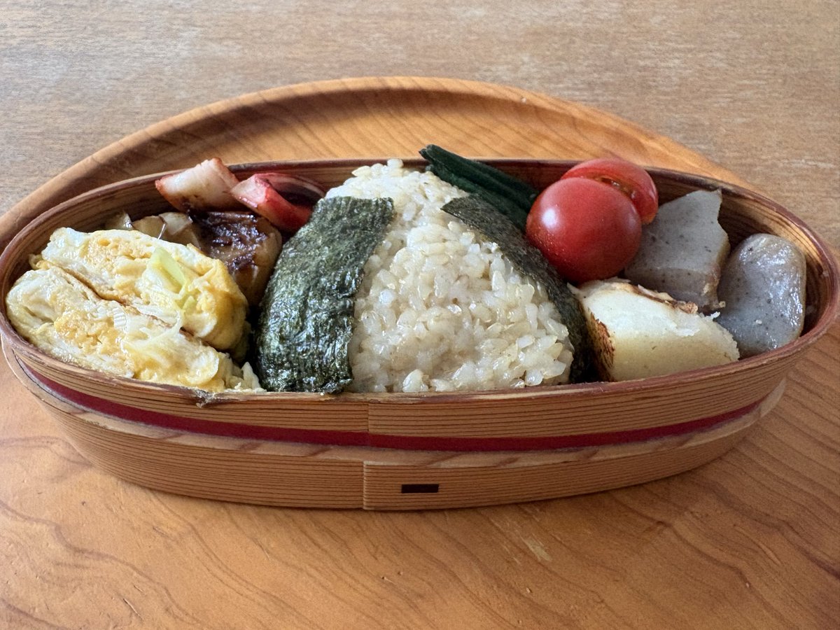 jiloco's tweet photo. かにかま、白茄子ソテー、葱のたまごやき、ツナ梅マヨのおにぎり、こんにゃくとオクラ炊いたん、じゃがいも、ミニトマト
#弁さん定点　#bento https://t.co/BY4Efsmyl7