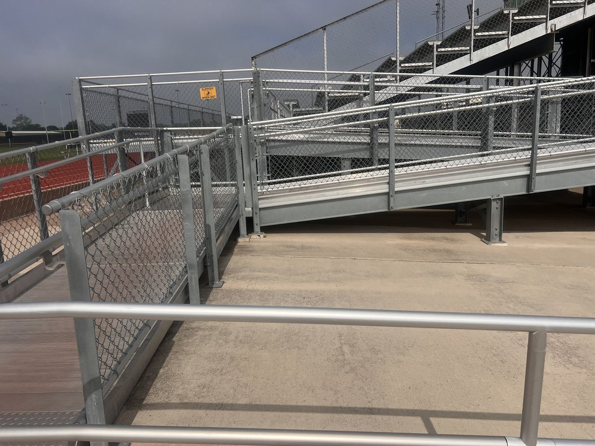 Sunflowercf0's tweet photo. 2.2 miles of walking lunges on the ramps &amp; sets of bleachers with running in between. That’s all I could get after an hour of weights. I was going for 3 miles but the bleachers won out. lol https://t.co/APvFyYUiCR