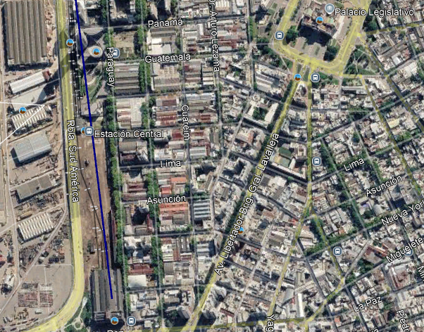 Gera__UY's tweet photo. Cuál tiene sentido densificar y desarrollar? 
A) Barrio consolidado pegado al centro y varios nodos de transporte, sin valor patrimonial. 

B) Zona periférica de la ciudad, de importancia ambiental y sin servicios construidos (lo cual luego toda la población subsidiaria). https://t.co/I7nN6FHWYr