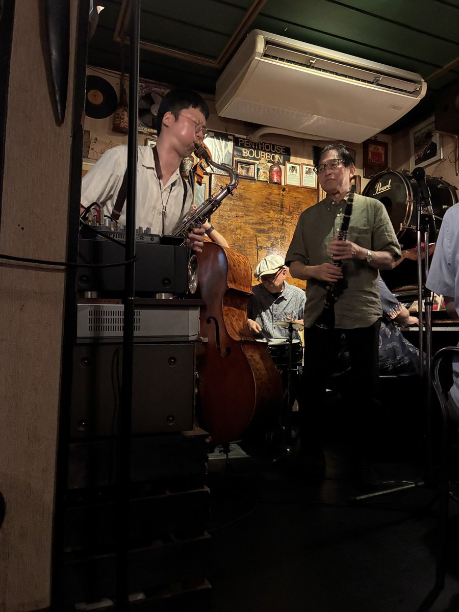khori0422's tweet photo. @jazzpenthouse2 
@Kyoooswing_op1 
@kobayashipiano 

昨夜は月に一度の北浦和JAZZペントハウスのライブ。cl後藤雅広、ts 渡邉恭一、pf 小林創、b新井健太郎。後藤さん以外はお初。全て素晴らしかったが、渡邉さんのDanny Boy、小林さんのHoneysuckle Roseが圧巻。もう一度このメンバーを聴きたい。 https://t.co/2btKpjiH3k