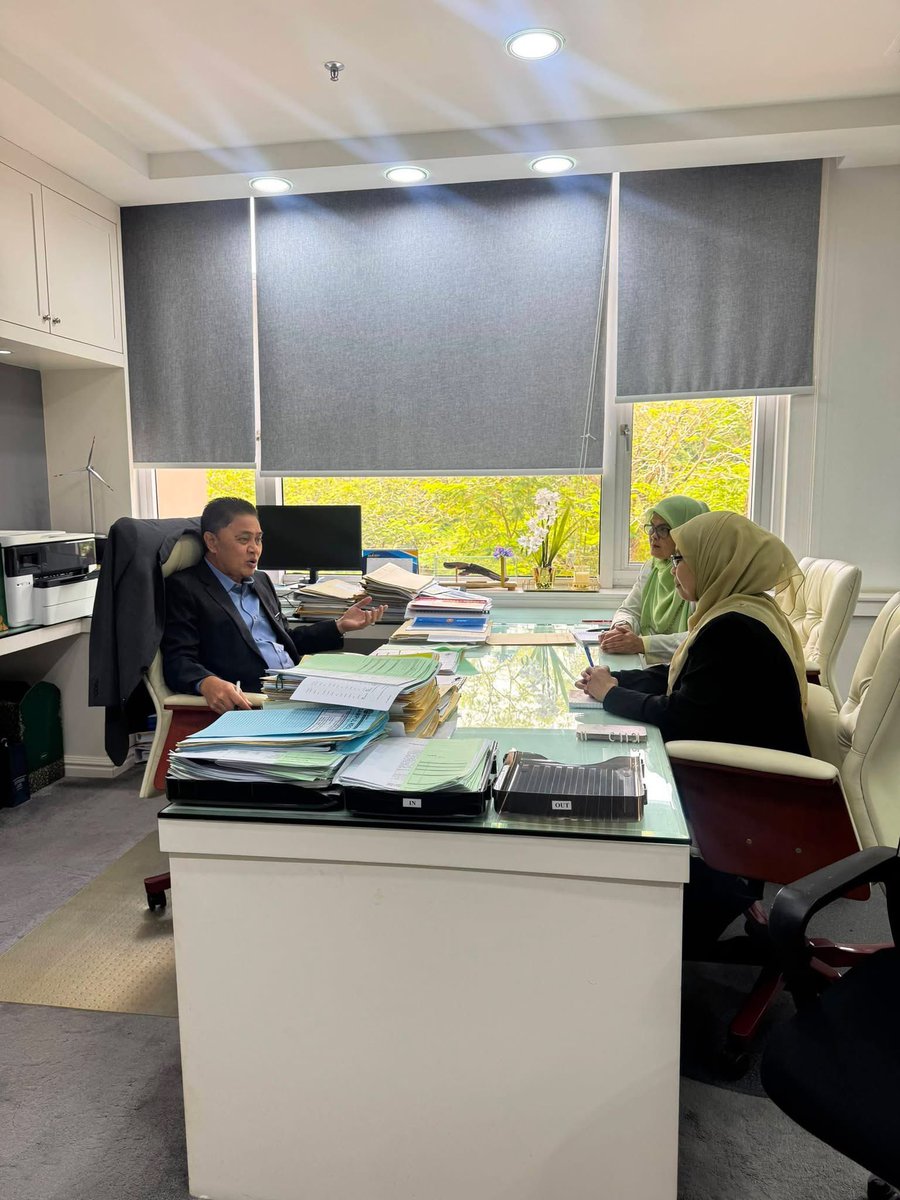 DosmKedah's tweet photo. ALOR SETAR | 27 Julai 2026 – Pengarah DOSM Kedah, YBrs. Puan Nadia Marzuki, telah mengadakan kunjungan hormat ke atas YBhg. Dato’ Haji Mohd Fauzi Mustaffa, Timbalan Setiausaha Kerajaan (Pembangunan) Negeri Kedah sebagai tanda penghargaan dan ucapan terima kasih. https://t.co/wLEHkha7Zh