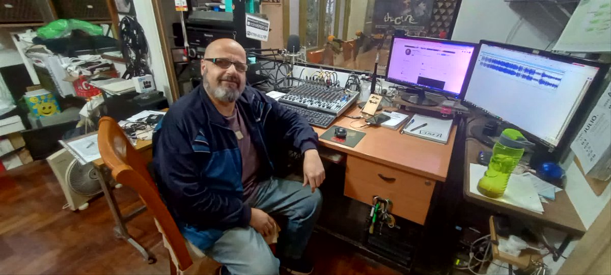 simplementeyoml's tweet photo. Quiero agradecerles por habernos acompañado al Sr Carlos Princz en la operación técnica y salida al aire , :al Sr Andres Correche en la Locucion en off y a mi Maria Lucia Risso en la Idea, conducción, y Producción integral del Pgm Radial #SimplementeYo.N°511 del Lunes 27/726 https://t.co/eZqJKggiq9