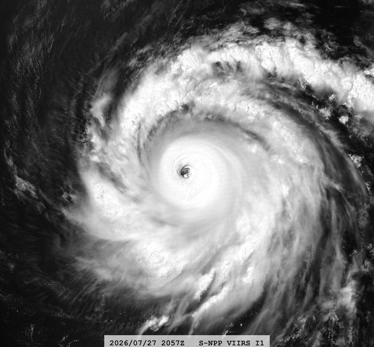 zeb199818's tweet photo. #07E Hurricane #GENEVIEVE
Satellite: #SNPP #VIIRS
Channel : I1 (0.64 µm) I5 (11.45 µm) 375-m
Time : 2026/07/27 2057Z
Eye Temp : 22.736 °C
Data Source : Amazon S3 Bucket SDR
CPA : ~90 km https://t.co/gDkASxBFMo