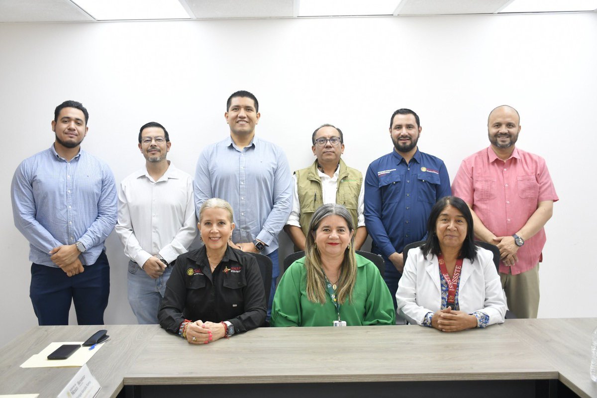ImssSinaloa's tweet photo. 🏠💚 Realiza #IMSSSinaloa con autoriadades de salud la sesión semanal de la estrategia #SaludCasaPorCasa se fortalecen las acciones de prevención, orientación y atención cercana para cuidar el bienestar de las familias. 🩺👩‍⚕️✨ https://t.co/N1Yb9wvjZD