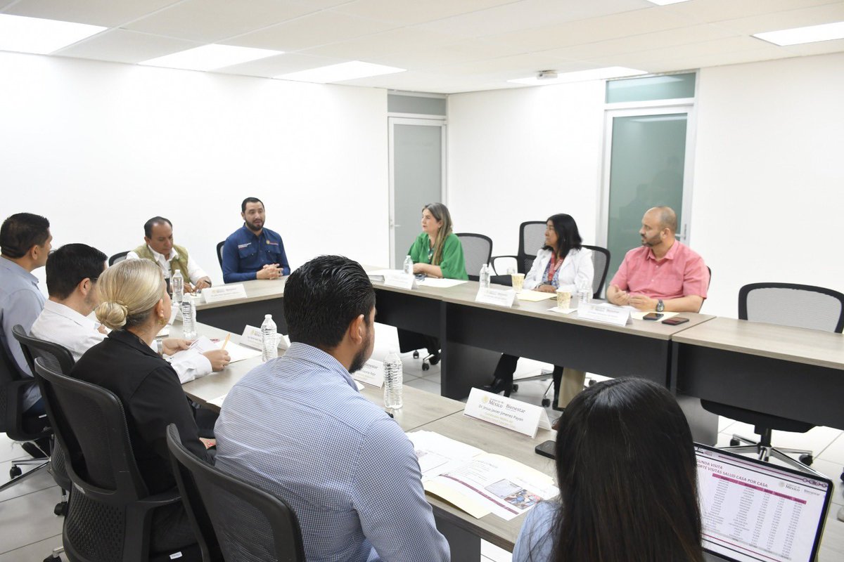 ImssSinaloa's tweet photo. 🏠💚 Realiza #IMSSSinaloa con autoriadades de salud la sesión semanal de la estrategia #SaludCasaPorCasa se fortalecen las acciones de prevención, orientación y atención cercana para cuidar el bienestar de las familias. 🩺👩‍⚕️✨ https://t.co/N1Yb9wvjZD