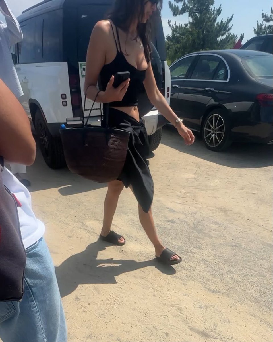 CGBBURNER's tweet photo. Devin Booker and Irina Shayk were spotted together again in The Hamptons on Sunday 😶👀

(Via, @deuxmoiworld) https://t.co/WpgxPxibTl