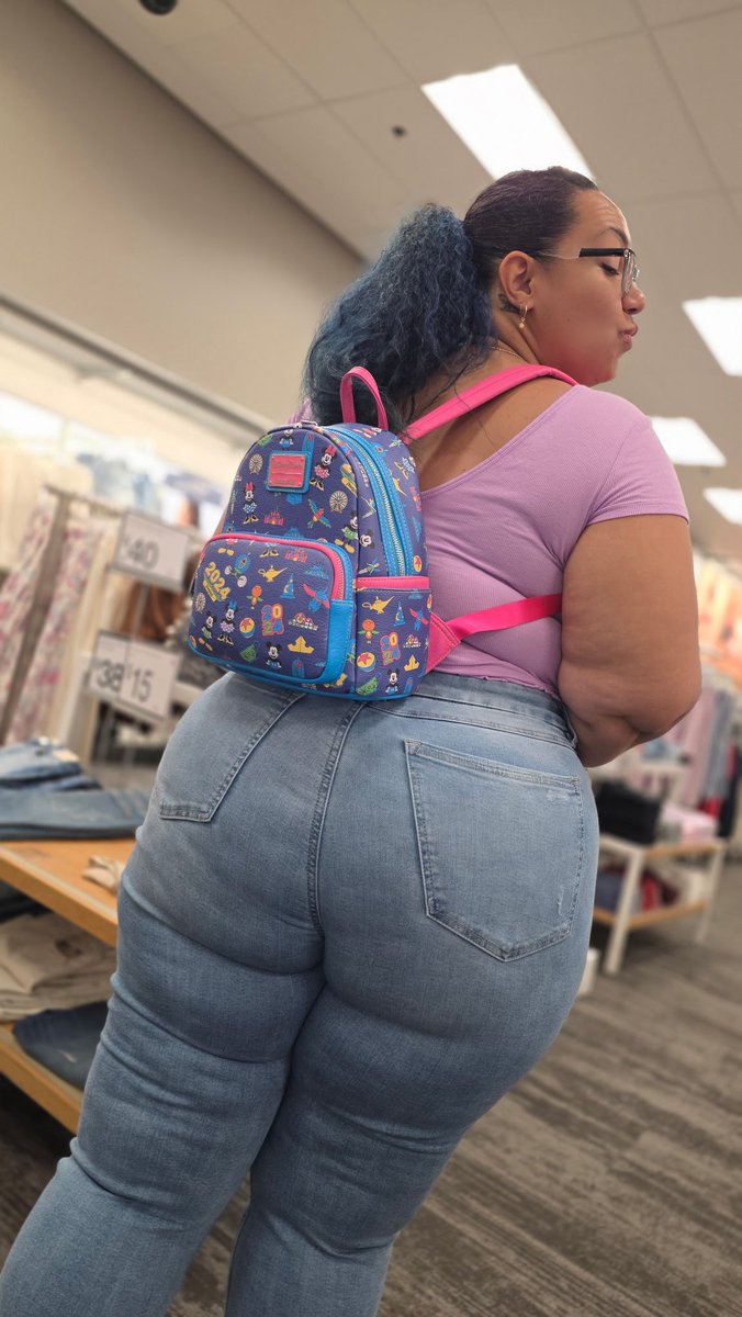 eelomomton's tweet photo. Ass in them jeans https://t.co/0af1jN0Bxx