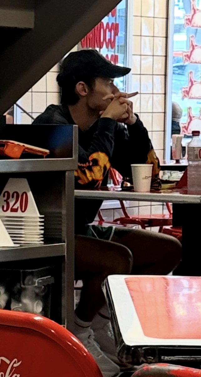 HS_News_2's tweet photo. Harry in a restaurant in Mexico City today 

- July 27, 2026 https://t.co/zjoFRjo68O