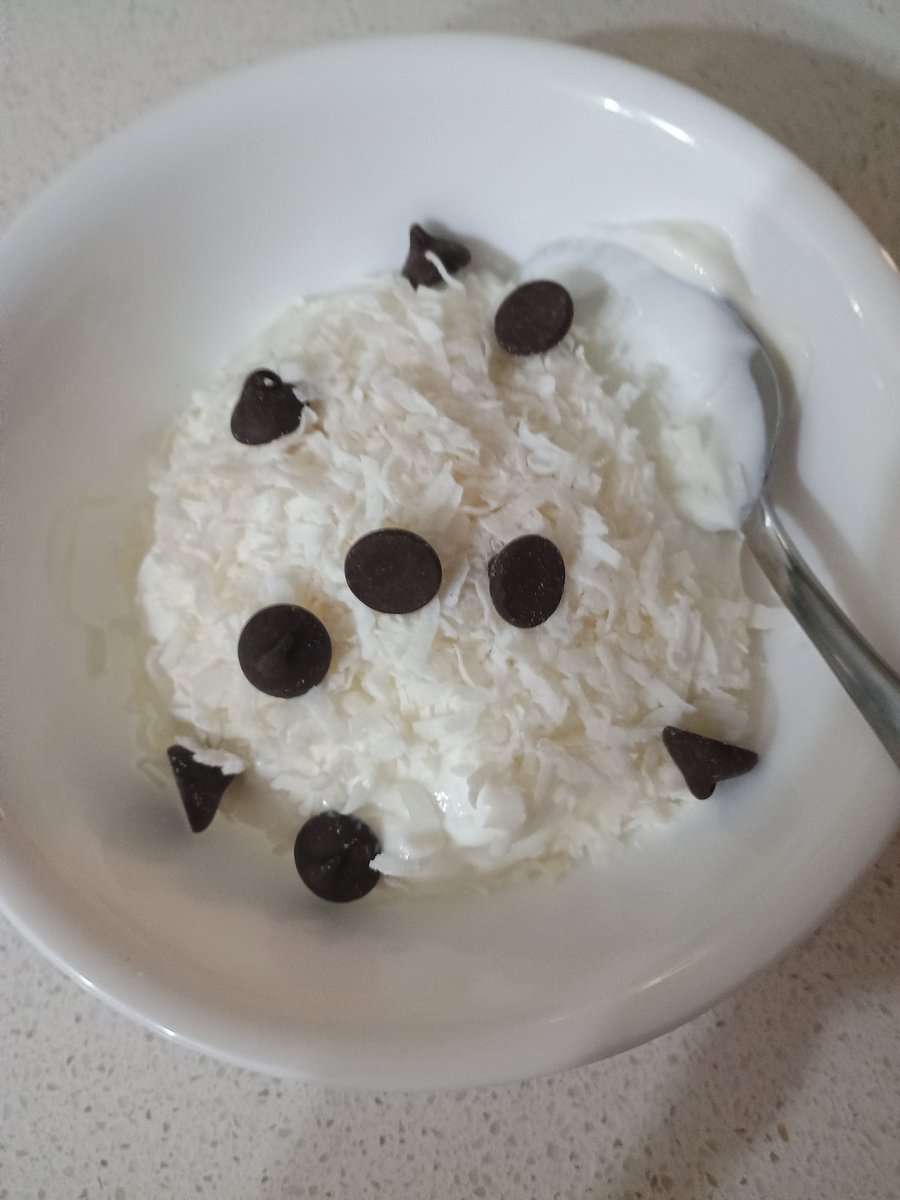 pureplie's tweet photo. ~210
3/4 cup nonfat Greek yogurt 130kcal
1-2 tsp coconut (depending on your taste!) 35-70 kcal 
9 chocolate chips 45kcal https://t.co/uuJcQfZYFj