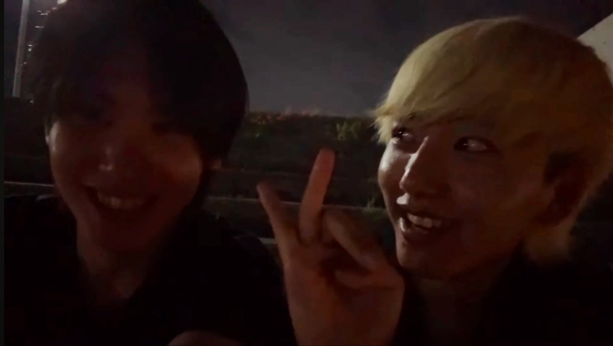 nonmarch1's tweet photo. 昨日のライブは、2人とも眠たそうで心配になった。昨晩はちゃんと寝られたかな。今日からは、おにラブ展＆ライブで1週間。長丁場だから、体力を温存しつつ、無理しないでね〜の気持ち。

みつきくんの「グッズをたくさん買ってね」も承知です！段ボールが175箱…お家が物置になっちゃう😅
#おにラブ https://t.co/R7k9UiFcp3