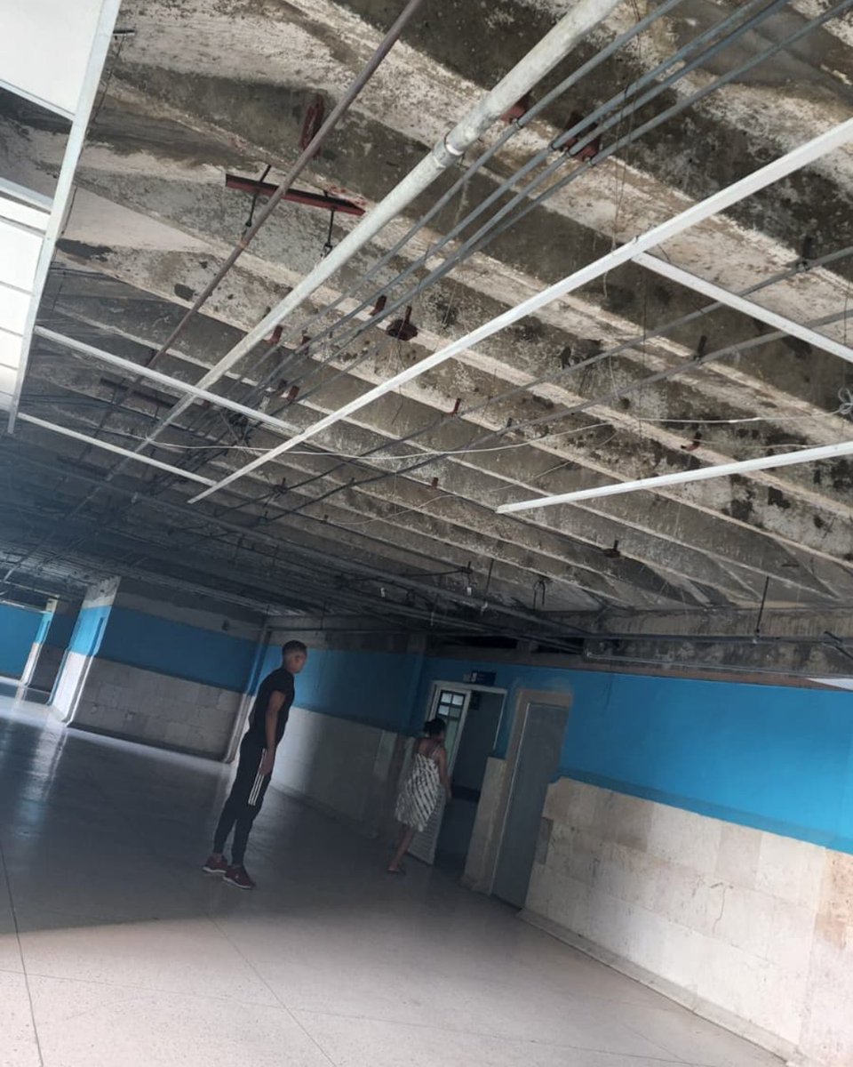 MarioJPenton's tweet photo. 🔴#DenunciaCiudadanaCuba | Una paciente denuncia las precarias condiciones que enfrentó tras dar a luz por cesárea en el Hospital General Docente Dr. Ernesto Guevara de la Serna, en Las Tunas. 

⭕️Según el testimonio recibido, inicialmente permaneció en un pasillo y, tras quedar espacio disponible, fue trasladada a un cubículo donde la situación higiénica era crítica. Además, relata que fue necesario esterilizar el cunero ante la presencia de chinches y cucarachas en la sala.

⭕️El caso refleja la precariedad de la atención hospitalaria que reciben madres y recién nacidos en Cuba, así como los riesgos que genera la insalubridad en espacios donde la higiene es fundamental para prevenir infecciones y garantizar cuidados seguros.

#Cuba #SOSCuba #SaludPública #CrisisEnCuba #DenunciaCiudadana #LasTunas