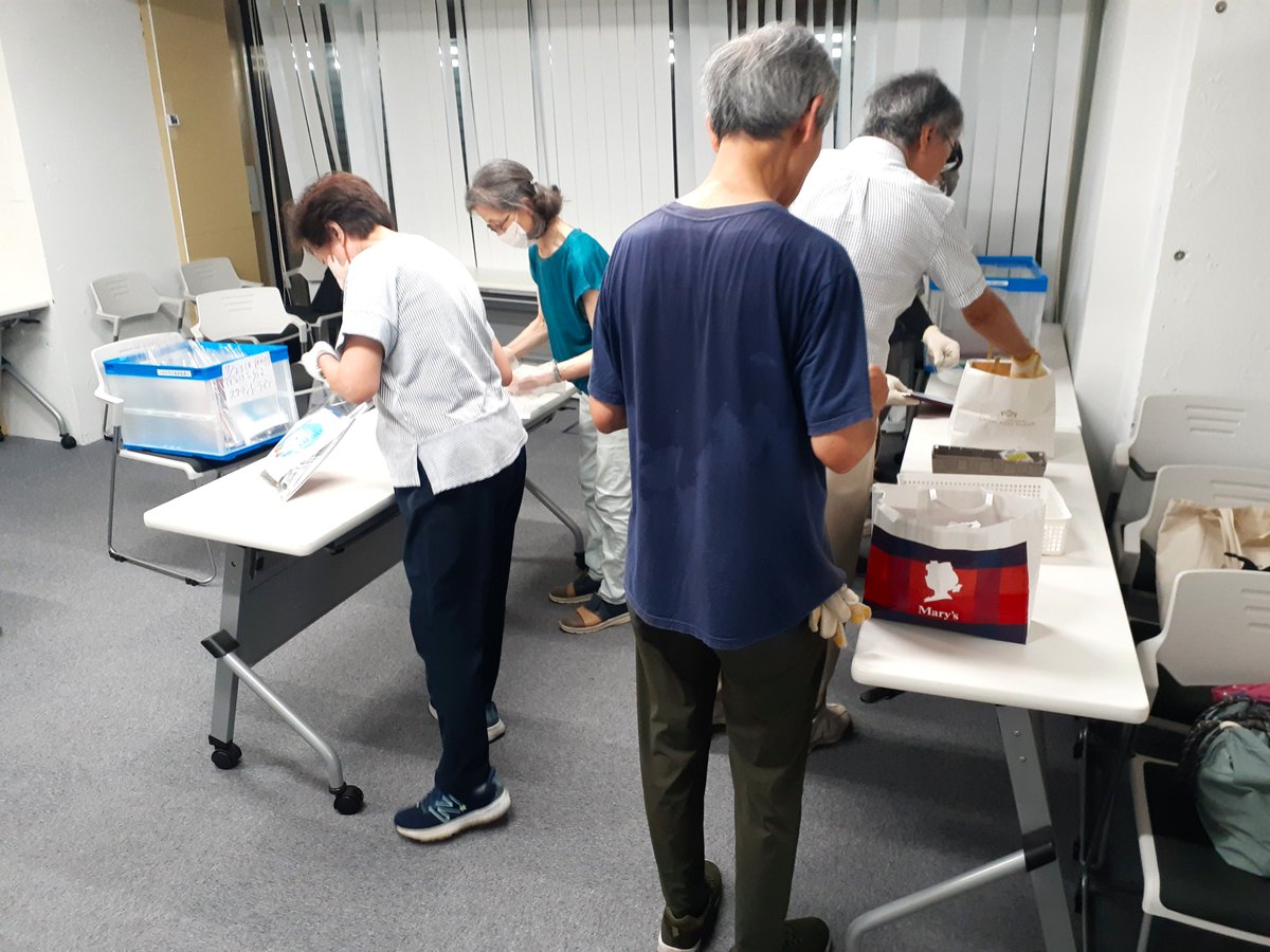 ota_shakyo's tweet photo. 💪個人ボランティアの皆様によるフードドライブ食料品仕分けボランティアが開催されました。今回は追加で、📷キヤノン株式会社様のスタディドライブの文房具📒🖇✏を受験生応援セットに袋詰めして頂きました。受験生チャレンジの窓口にてお配りいたします。　#大田区社協 https://t.co/5Lx1y4iS2m