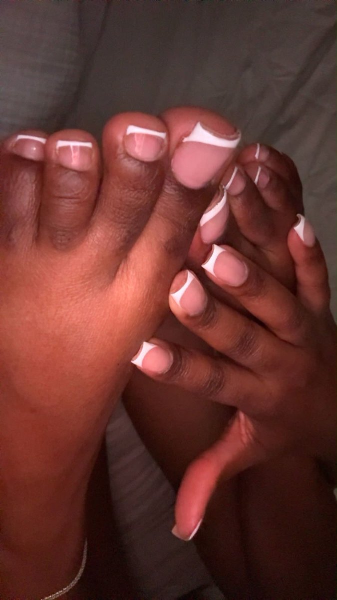 TTSOLES123's tweet photo. Pretty feet is the best ❤️🥰👣
#feetfetısh #fj #soles #toes #frenchtips https://t.co/0Eq8UTCQVU
