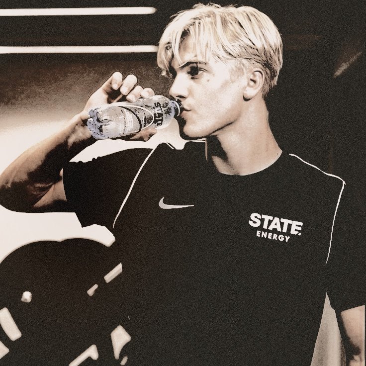 PAINFULDIRTY's tweet photo. 𝓒onheça-me
 ⠀  
⠀—⠀𝓝ome: Lucas Erik Holger Bergvall
⠀—⠀𝓐ltura: 1,87
⠀—⠀𝓘dade: 20 anos
⠀—⠀𝓢igno: Aquário
   —   𝓔stado civil: Solteiro
⠀—⠀𝓢exualidade: Gay
⠀—⠀𝓔stação favorita: Inverno 
⠀—⠀𝓒or favorita: Azul e Branco https://t.co/1feSeCmaEZ