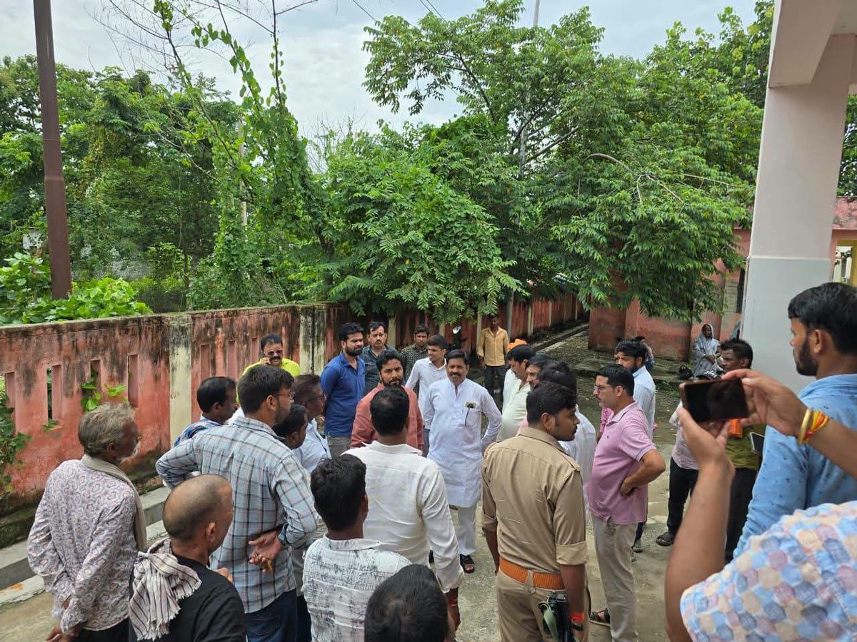 SatyamevL's tweet photo. #केनौना कुर्थिया सड़क हादसे पर पूर्व विधायक ने जताया दुःख : PM हाउस पहुंच परिजनों का बंधाया ढांढस

#संतकबीरनगर। खलीलाबाद विधानसभा क्षेत्र के केनौना कुर्थिया गांव में एक ही परिवार के कई सदस्यों की सड़क दुर्घटना में हुई असमयिक मौत से पूरे इलाके में मातम छा गया है। हृदयविदारक घटना की खबर मिलते ही खलीलाबाद के पूर्व विधायक तथा वरिष्ठ बीजेपी नेता जय चौबे तुरंत पोस्टमार्टम हाउस पहुंचे और शोकाकुल परिवार से मिलकर अपनी गहरी संवेदनाएं व्यक्त कीं। उन्होंने पीड़ित परिजनों को सांत्वना देते हुए इस कठिन समय में हर संभव मदद का भरोसा दिया। इस दुखद हादसे पर गहरा शोक प्रकट करते हुए पूर्व विधायक ने ईश्वर से दिवंगत आत्माओं की शांति और परिजनों को यह असह्य पीड़ा सहन करने की शक्ति देने की प्रार्थना की। घटना के बाद से ही गांव और पोस्टमार्टम हाउस पर स्तब्ध ग्रामीणों की भारी भीड़ जुटी रही।
@UPGovt @CMOfficeUP @BJP4India @BJP4UP @myogiadityanath @myogioffice @NitinNabin