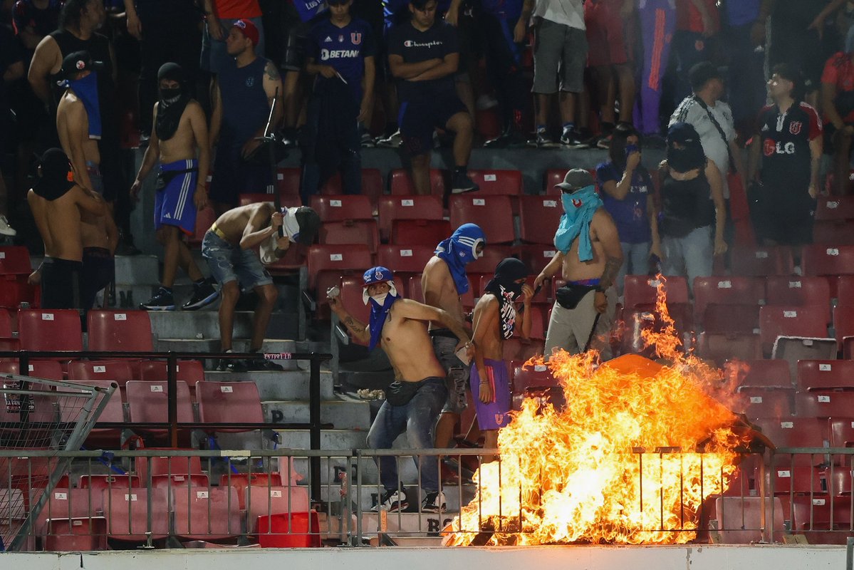 frankputit0's tweet photo. son bastante patuos si el estadio no es suyo y los q hacen destrozos no son exactamente los fans de bts 😬 https://t.co/y6jTZ5bAnK