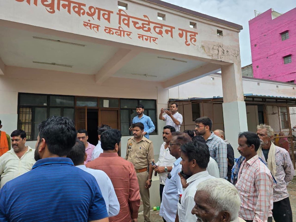 SatyamevL's tweet photo. #केनौना कुर्थिया सड़क हादसे पर पूर्व विधायक ने जताया दुःख : PM हाउस पहुंच परिजनों का बंधाया ढांढस

#संतकबीरनगर। खलीलाबाद विधानसभा क्षेत्र के केनौना कुर्थिया गांव में एक ही परिवार के कई सदस्यों की सड़क दुर्घटना में हुई असमयिक मौत से पूरे इलाके में मातम छा गया है। हृदयविदारक घटना की खबर मिलते ही खलीलाबाद के पूर्व विधायक तथा वरिष्ठ बीजेपी नेता जय चौबे तुरंत पोस्टमार्टम हाउस पहुंचे और शोकाकुल परिवार से मिलकर अपनी गहरी संवेदनाएं व्यक्त कीं। उन्होंने पीड़ित परिजनों को सांत्वना देते हुए इस कठिन समय में हर संभव मदद का भरोसा दिया। इस दुखद हादसे पर गहरा शोक प्रकट करते हुए पूर्व विधायक ने ईश्वर से दिवंगत आत्माओं की शांति और परिजनों को यह असह्य पीड़ा सहन करने की शक्ति देने की प्रार्थना की। घटना के बाद से ही गांव और पोस्टमार्टम हाउस पर स्तब्ध ग्रामीणों की भारी भीड़ जुटी रही।
@UPGovt @CMOfficeUP @BJP4India @BJP4UP @myogiadityanath @myogioffice @NitinNabin