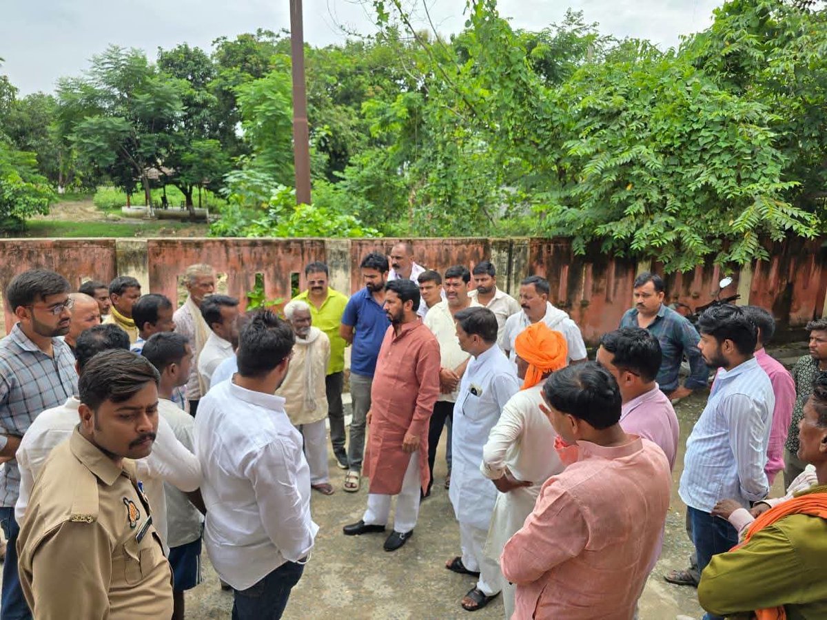 SatyamevL's tweet photo. #केनौना कुर्थिया सड़क हादसे पर पूर्व विधायक ने जताया दुःख : PM हाउस पहुंच परिजनों का बंधाया ढांढस

#संतकबीरनगर। खलीलाबाद विधानसभा क्षेत्र के केनौना कुर्थिया गांव में एक ही परिवार के कई सदस्यों की सड़क दुर्घटना में हुई असमयिक मौत से पूरे इलाके में मातम छा गया है। हृदयविदारक घटना की खबर मिलते ही खलीलाबाद के पूर्व विधायक तथा वरिष्ठ बीजेपी नेता जय चौबे तुरंत पोस्टमार्टम हाउस पहुंचे और शोकाकुल परिवार से मिलकर अपनी गहरी संवेदनाएं व्यक्त कीं। उन्होंने पीड़ित परिजनों को सांत्वना देते हुए इस कठिन समय में हर संभव मदद का भरोसा दिया। इस दुखद हादसे पर गहरा शोक प्रकट करते हुए पूर्व विधायक ने ईश्वर से दिवंगत आत्माओं की शांति और परिजनों को यह असह्य पीड़ा सहन करने की शक्ति देने की प्रार्थना की। घटना के बाद से ही गांव और पोस्टमार्टम हाउस पर स्तब्ध ग्रामीणों की भारी भीड़ जुटी रही।
@UPGovt @CMOfficeUP @BJP4India @BJP4UP @myogiadityanath @myogioffice @NitinNabin